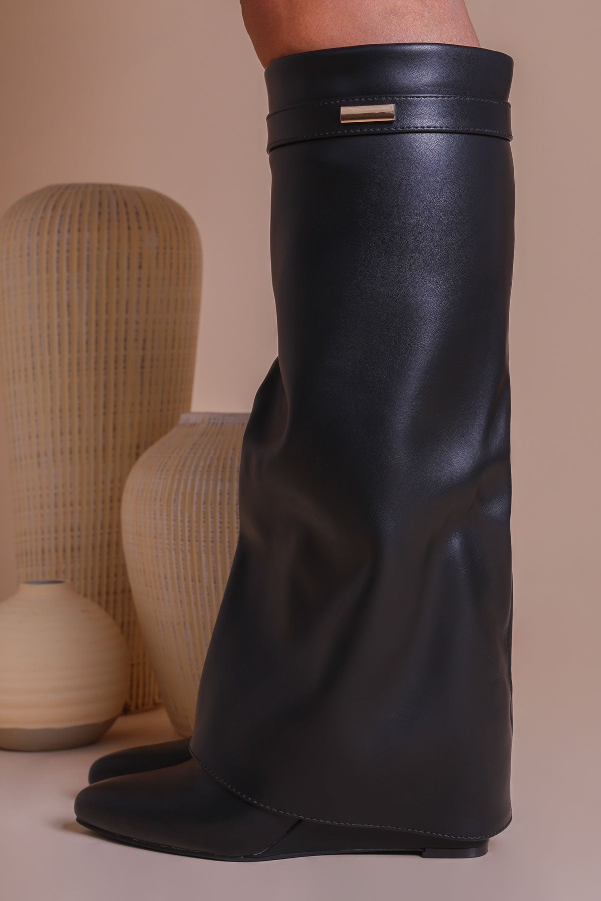 Knæhøje støvler med kilehæl og metaldetalje til kvinder