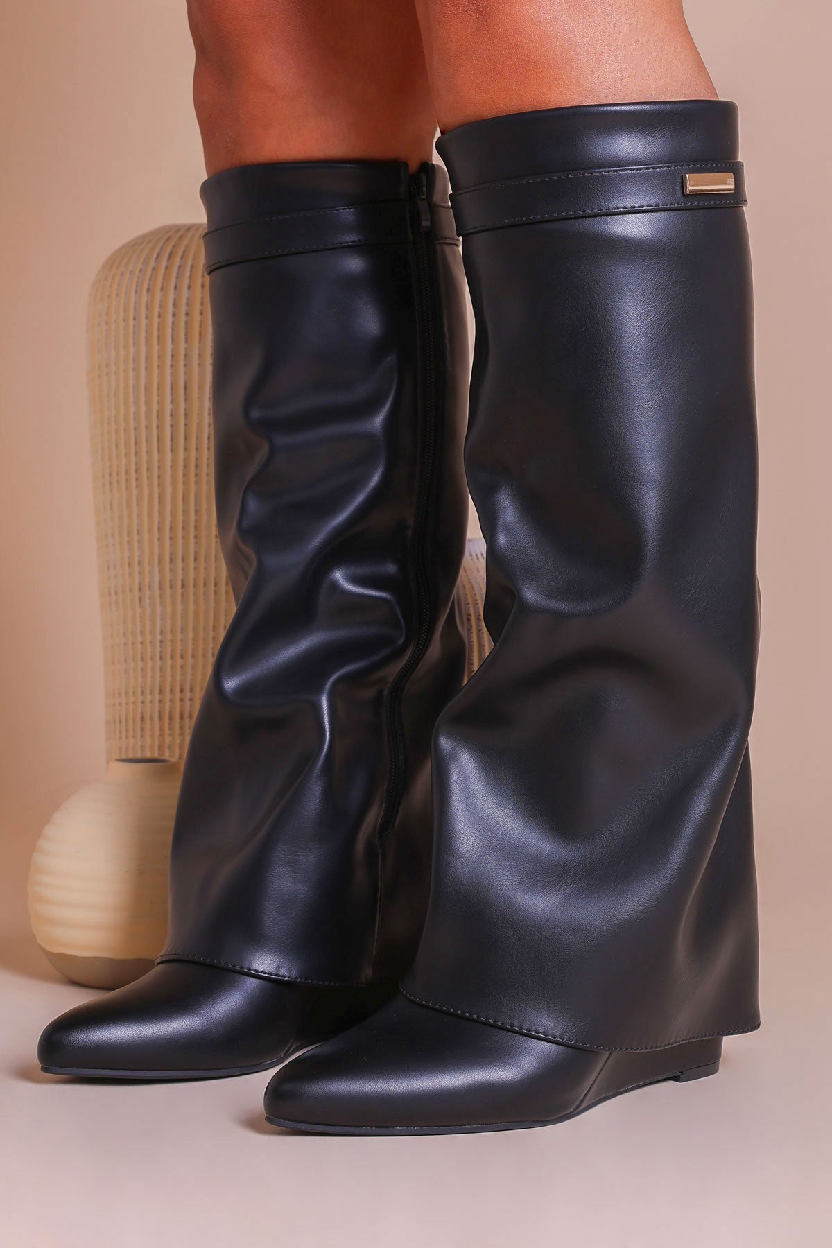 Knæhøje støvler med kilehæl og metaldetalje til kvinder