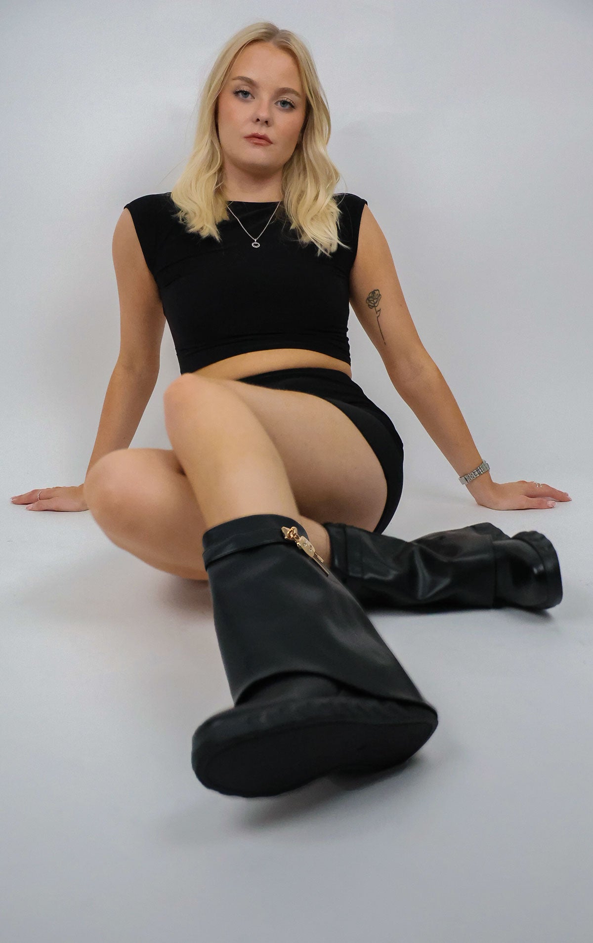 Ankelstøvler med rund snude og metaldetalje til kvinder