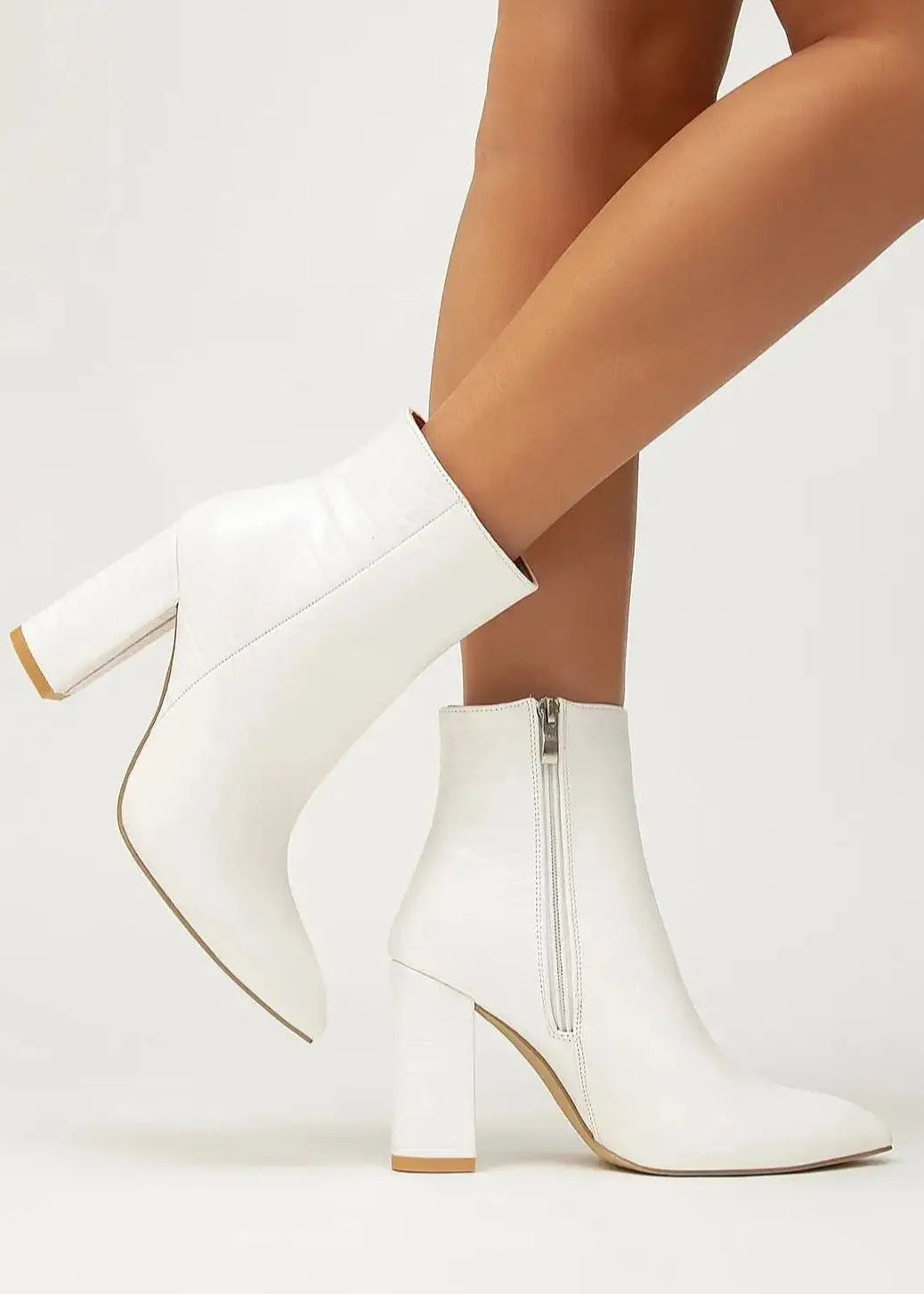 Dameankelstøvler med firkantet hæl og spids snude