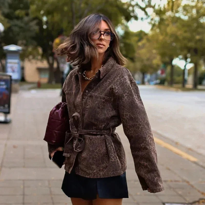 Veste ceinturée à imprimé léopard pour femme