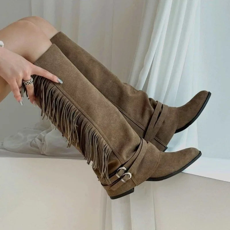 Mellemhøje dame støvler i syntetisk ruskindseffekt med frynser, spænde og firkantet hæl
