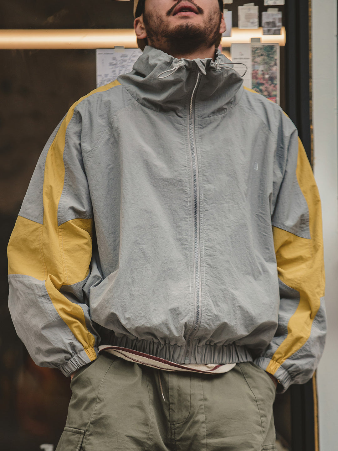 Vest med dobbelt lynlås og patchwork med aftagelige dele til mænd