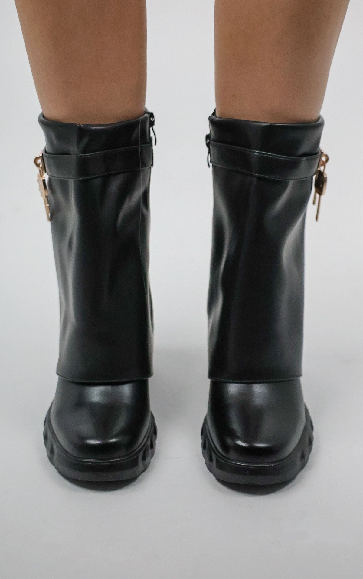 Ankelstøvler med rund snude og metaldetalje til kvinder