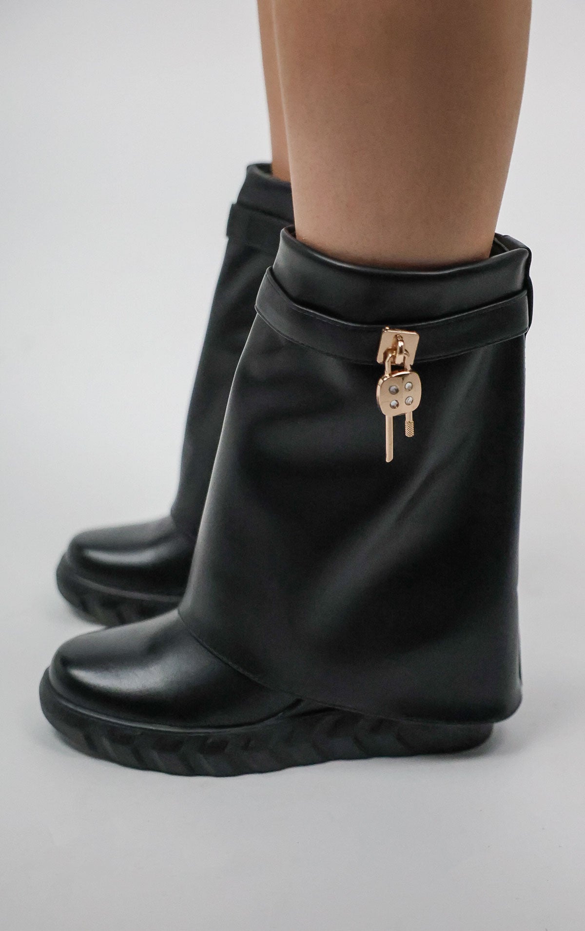 Ankelstøvler med rund snude og metaldetalje til kvinder