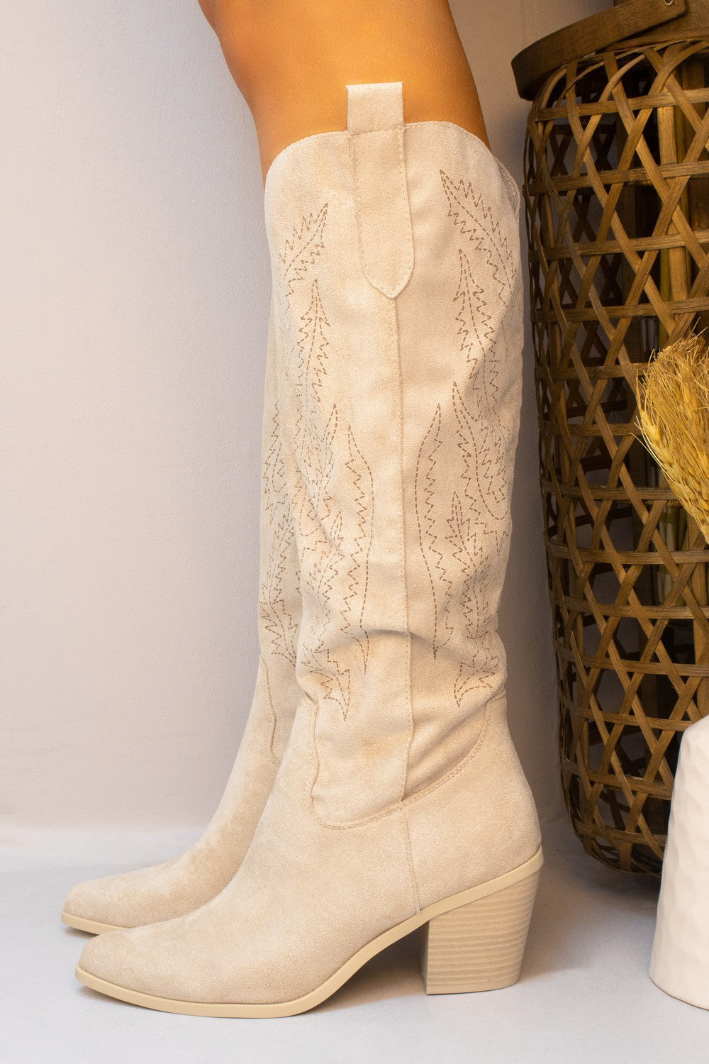 Westernstøvler i ruskindslignende materiale med knæhøjt skaft til kvinder