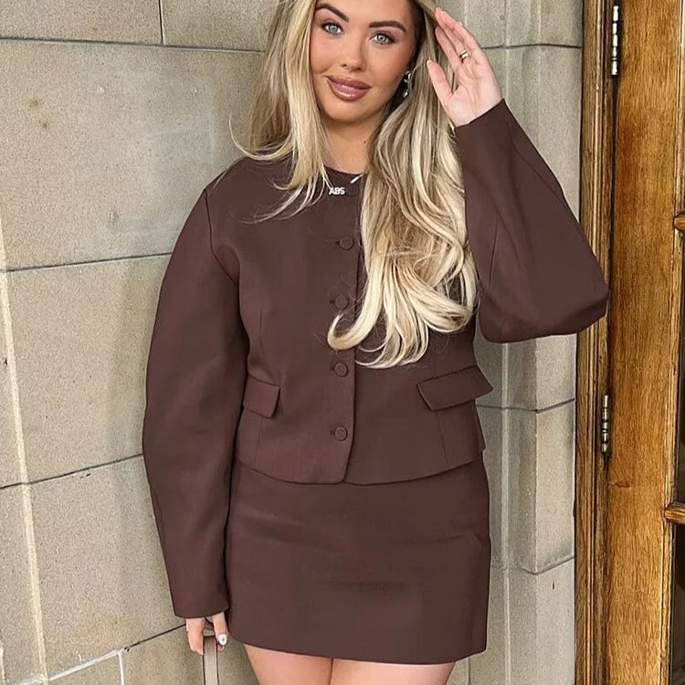 Veste courte à boutons et jupe mini assortie pour femme