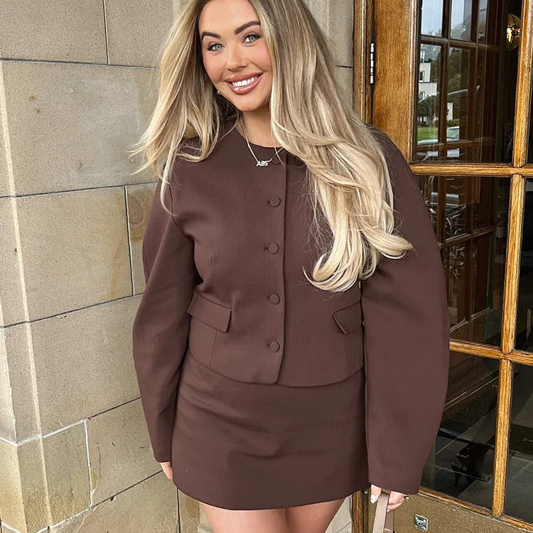 Veste courte à boutons et jupe mini assortie pour femme